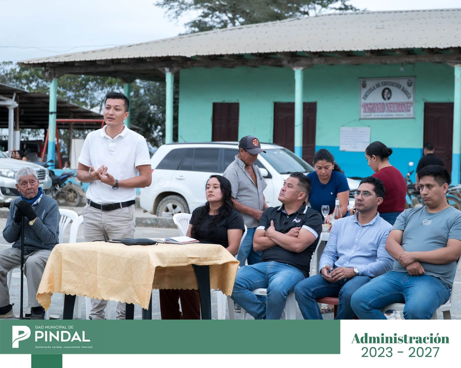 Alcalde de Pindal, junto a moradores del barrio Cochas de Pindal