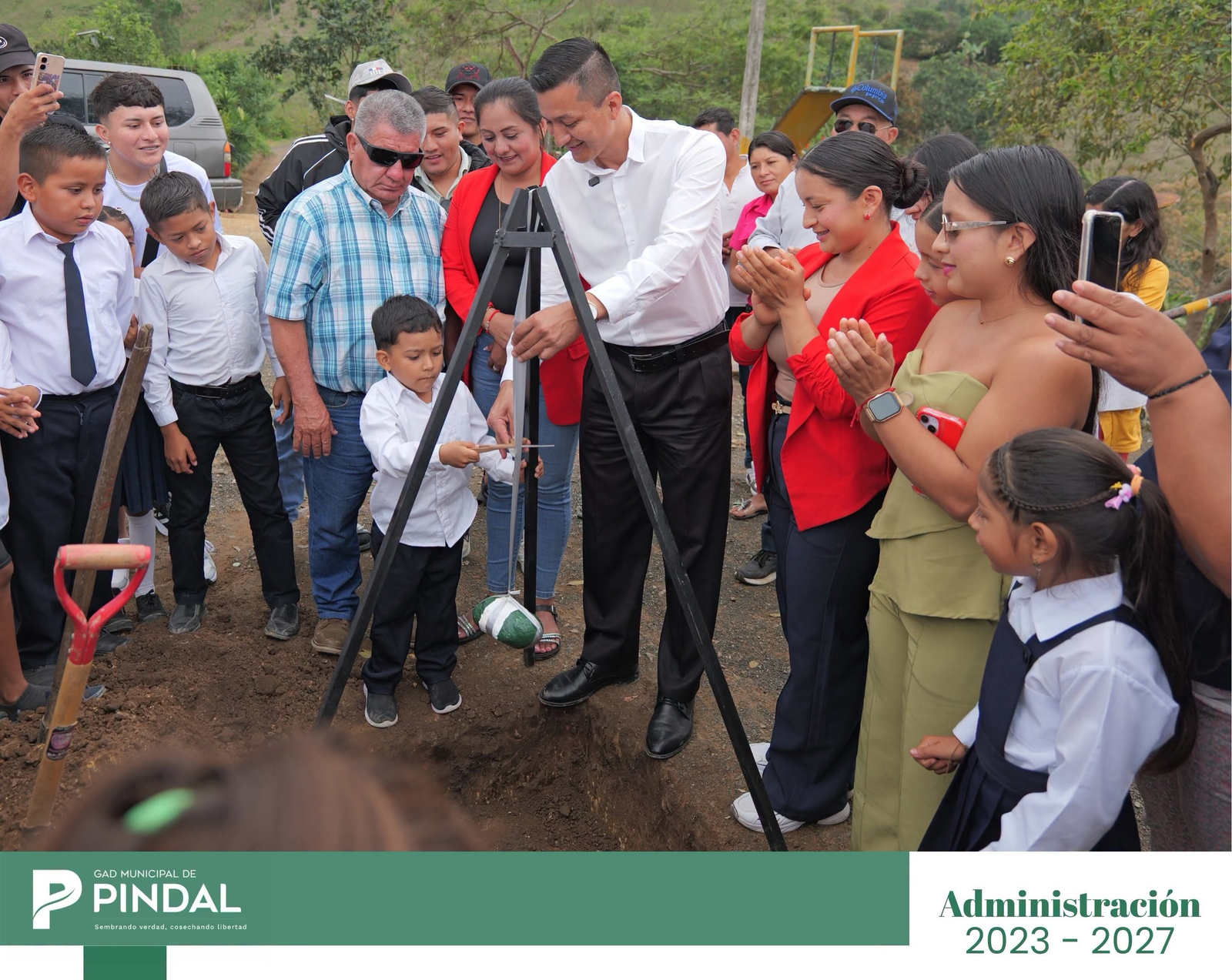 Alcalde del cantón Pindal en ceremonia de colocación de primera piedra en la comunidad Las Peñas