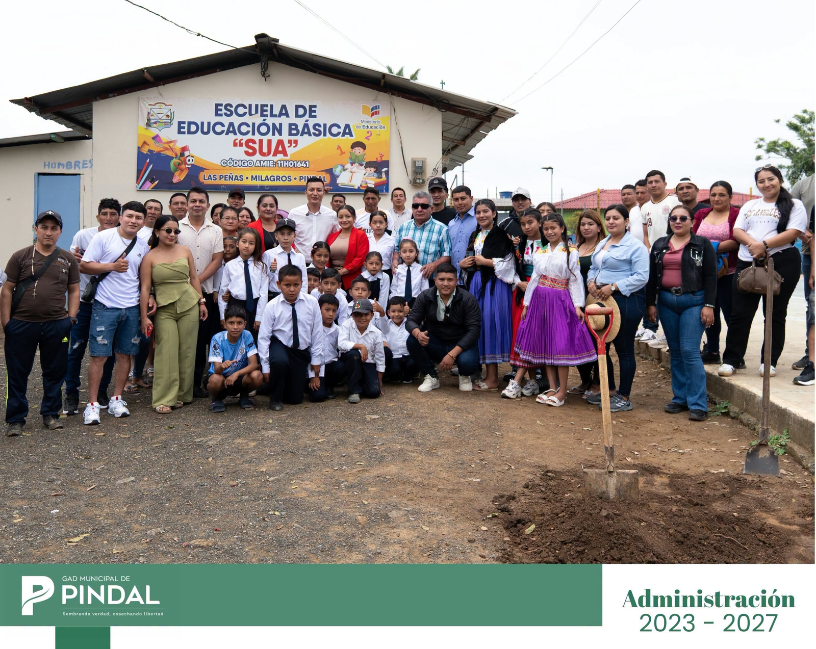 Alcalde del cantón Pindal junto a moradores del barrio Las Peñas