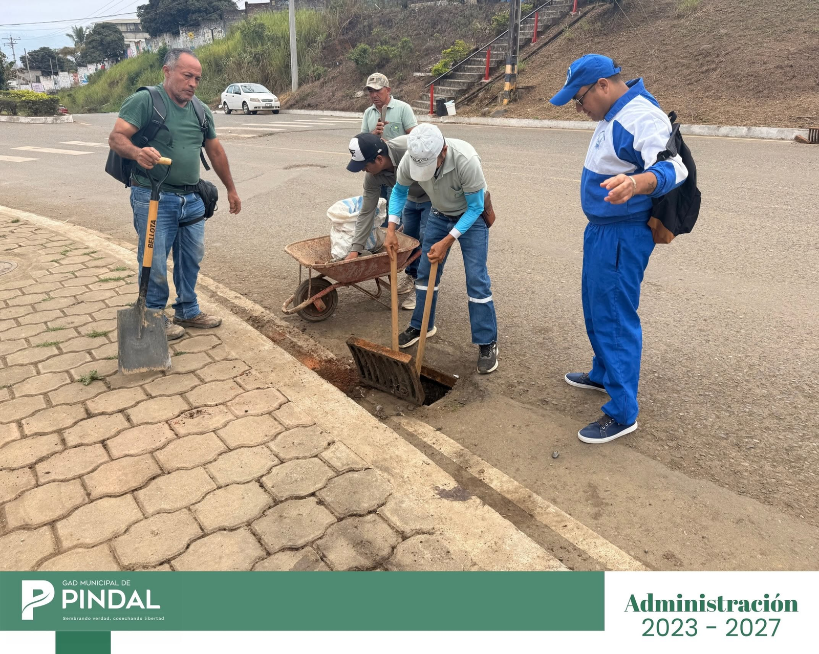 Personal del GADM Pindal durante la minga de limpieza