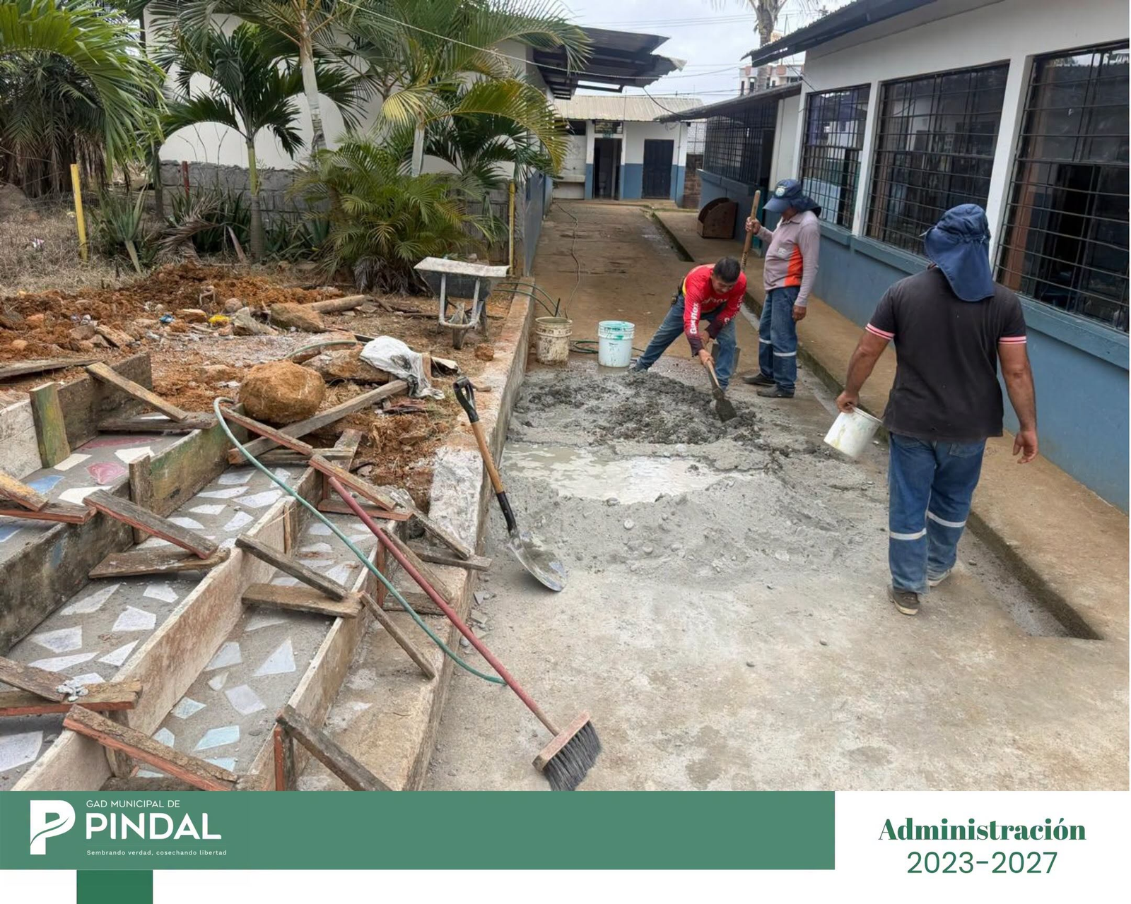 Trabajadores del GADM Pindal, durante construcción de graderío