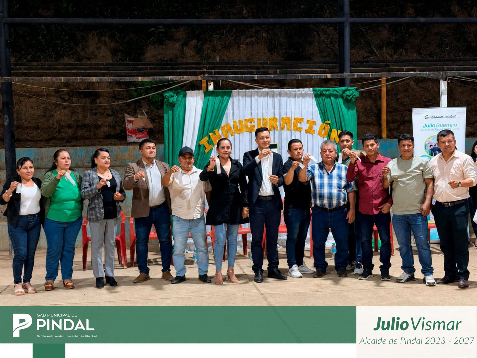 Alcalde Julio Vismar Guerrero junto a concejales y moradores de la comunidad El Guásimo