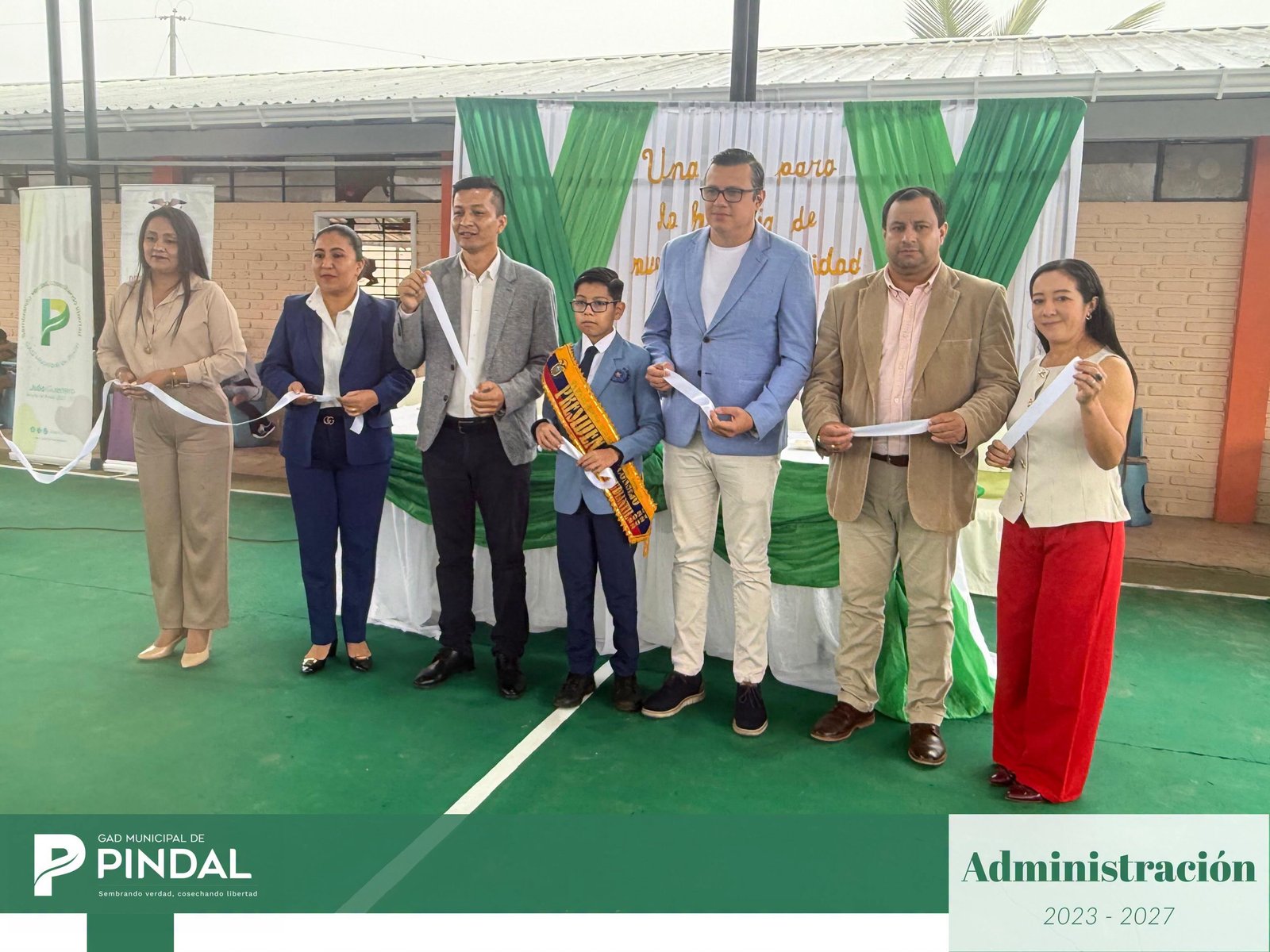 Alcalde Julio Vismar Guerrero junto a autoridades educativas y estudiantiles de la escuela Zoila Rendón de Mosquera